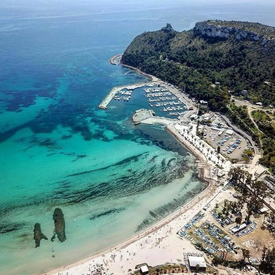 Brezza di mare appartamento in Villa con giardino e spiaggia ,casa vacanze al mare Quartu SantʼElena