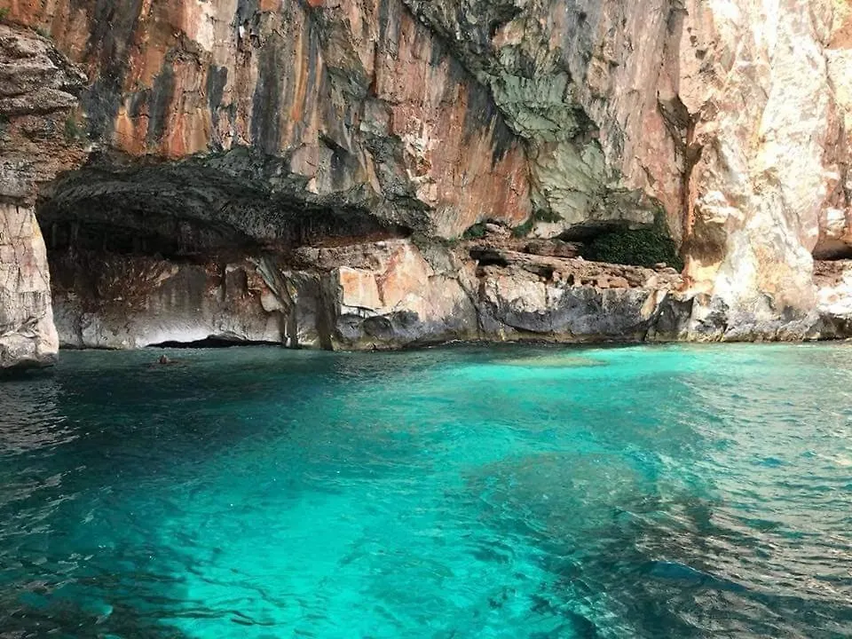 Brezza di mare appartamento in Villa con giardino e spiaggia ,casa vacanze al mare Quartu SantʼElena Italia