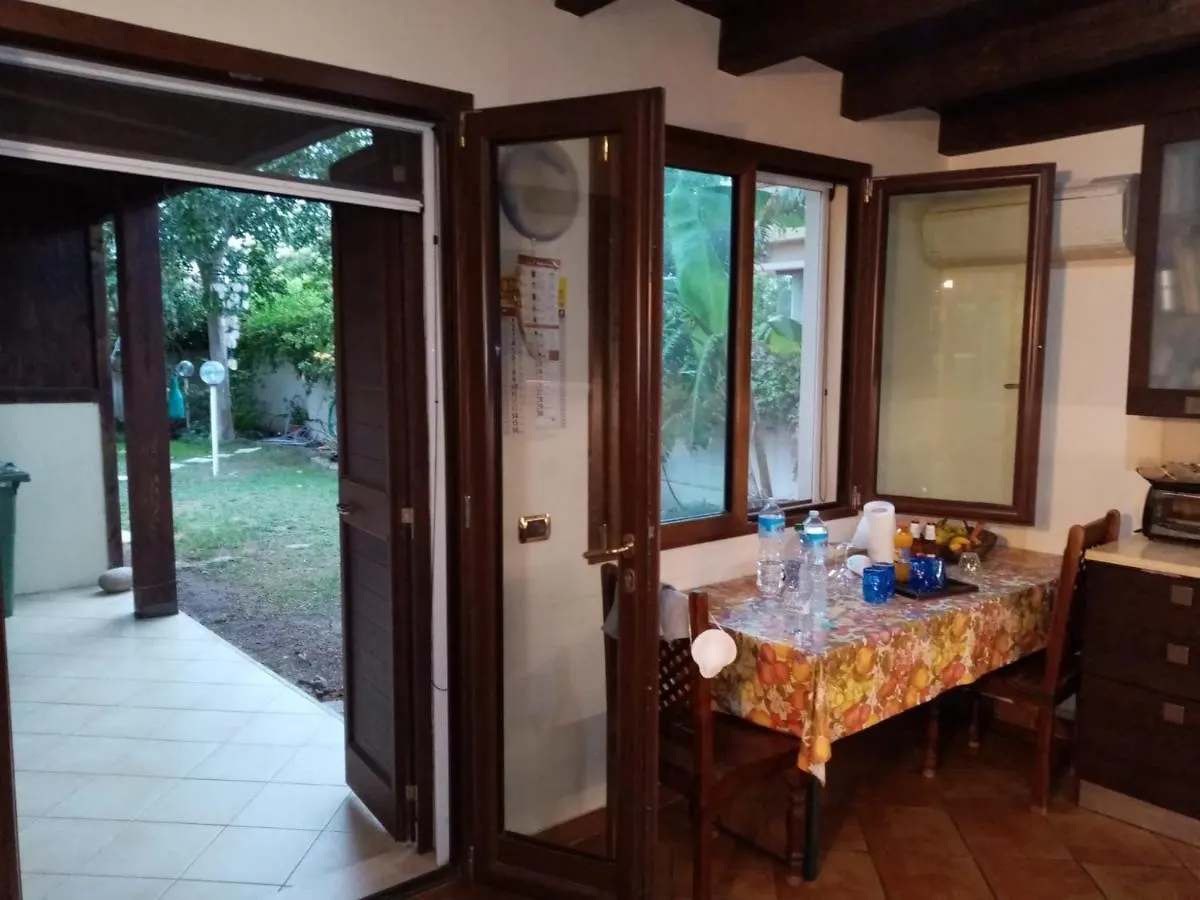 Brezza di mare appartamento in Villa con giardino e spiaggia ,casa vacanze al mare Quartu SantʼElena Italia