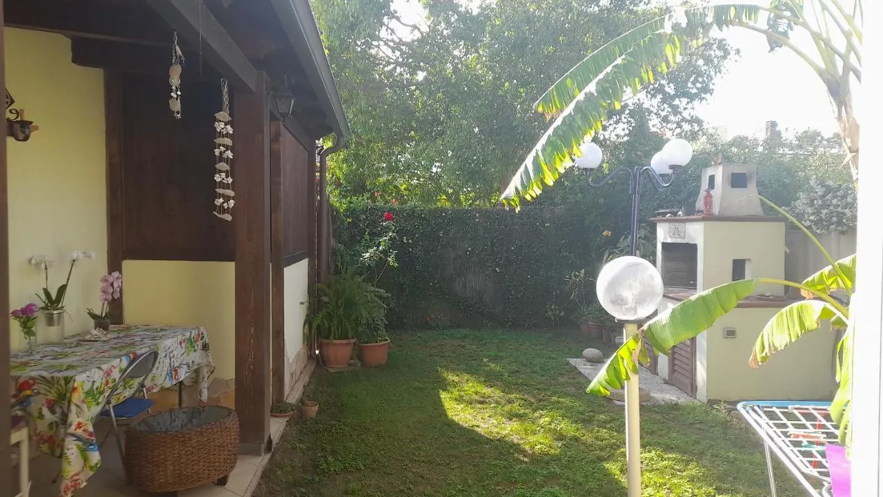 Brezza di mare appartamento in Villa con giardino e spiaggia ,casa vacanze al mare Quartu SantʼElena