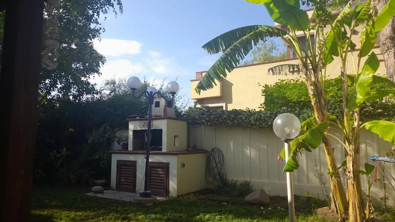 Brezza di mare appartamento in Villa con giardino e spiaggia ,casa vacanze al mare Quartu SantʼElena Italia